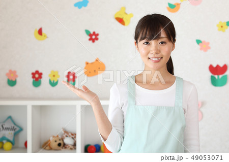 案内をする保育士 49053071
