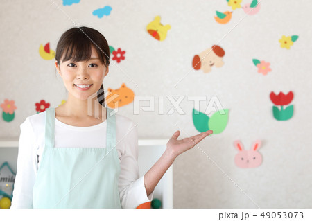 案内をする保育士 49053073