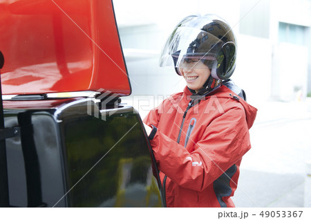 バイク便　デリバリー　配達員 49053367