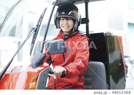 バイク便　デリバリー　配達員 49053368