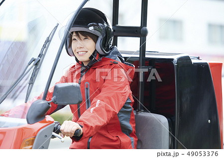 バイク便　デリバリー　配達員 49053376