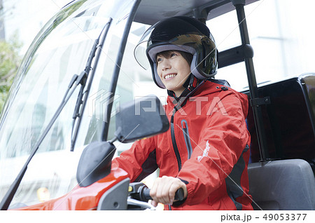 バイク便　デリバリー　配達員 49053377