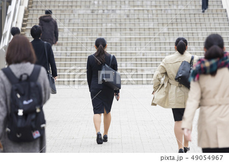 スーツの若い女性の後ろ姿の風景 スーツの若い女性の後ろ姿の風景 49054967