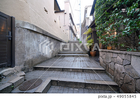 日本の東京都市景観  神楽坂の路地裏・人気スポット 49055845