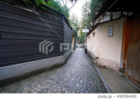 日本の東京都市景観  神楽坂の裏路地 49056400