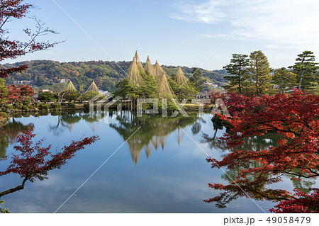 金沢観光 秋の兼六園 栄螺山から望む霞ヶ池の写真素材