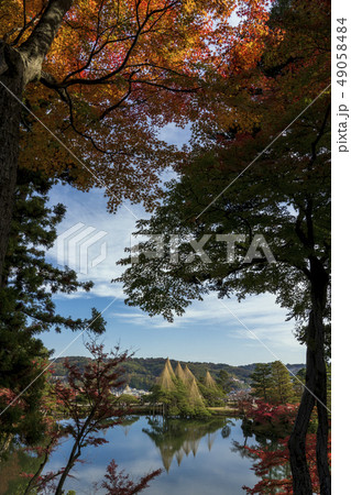金沢観光　秋の兼六園　栄螺山から望む霞ヶ池 49058484