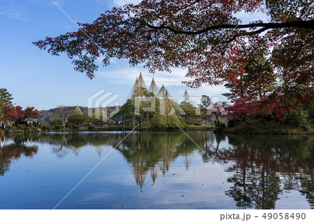 金沢観光 秋の兼六園 親不知から眺める霞ヶ池の写真素材