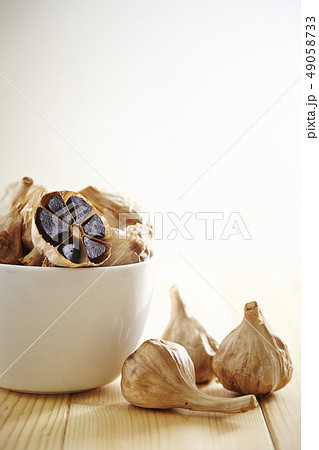 黒にんにく　木目背景 49058733