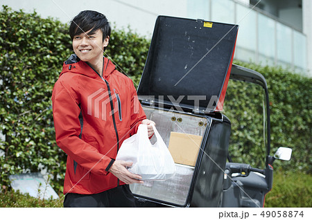 バイク便　デリバリー　配達員 49058874