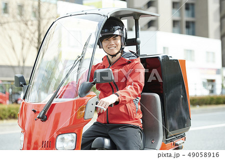 バイク便　デリバリー　配達員 49058916