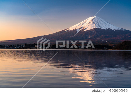 《山梨県》夜明けの富士山・映り込み 49060546