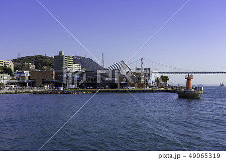 山口　下関　関門海峡　関門橋と唐戸市場　唐戸桟橋防波堤　紅白恋人灯台 49065319