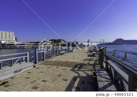 山口 下関 関門海峡 関門橋と唐戸市場 唐戸桟橋防波堤 紅白恋人灯台 山口 下関 関門海峡 関門橋と唐戸市場 唐戸桟橋防波堤 紅白恋人灯台 49065321