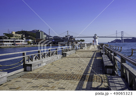 山口　下関　関門海峡　関門橋と唐戸市場　唐戸桟橋防波堤　紅白恋人灯台 49065323