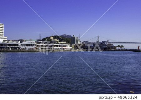 山口 下関 関門海峡 関門橋と唐戸市場 唐戸桟橋防波堤 紅白恋人灯台 山口 下関 関門海峡 関門橋と唐戸市場 唐戸桟橋防波堤 紅白恋人灯台 49065324