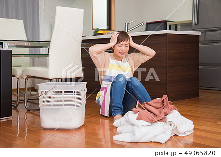 家事にストレスをかかえる女性 家事にストレスをかかえる女性 49065820