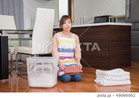 洗濯物をたたむ女性 49066062