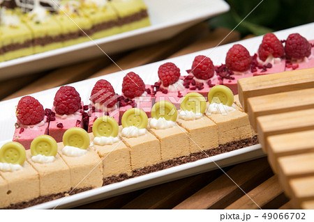 お洒落なケーキバイキングのイメージ画像素材 プチケーキの画像 お洒落なケーキバイキングのイメージ画像素材 プチケーキの画像 49066702