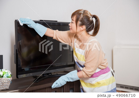 テレビを掃除する女性 49066710