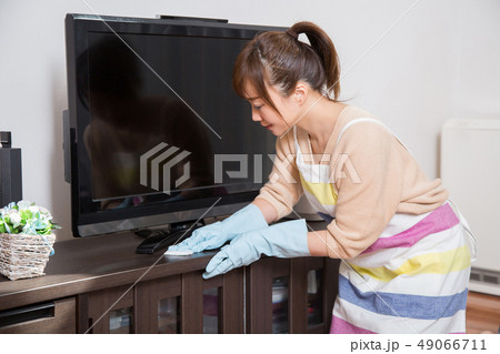 テレビラックを掃除する女性 テレビラックを掃除する女性 49066711
