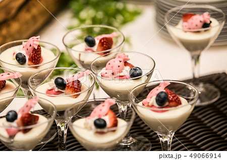カクテルグラスに入った苺のスイーツパーティーなどのイメージ画像 49066914