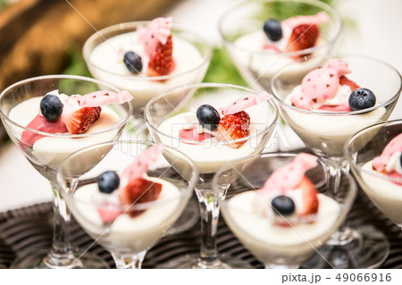 洒落なケーキバイキングのイメージ画像素材　パフェやババロアの画像 49066916