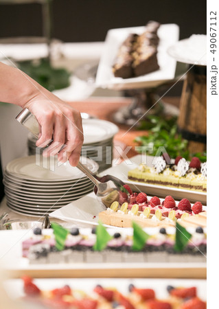 ケーキバイキング　女性の手元 49067112
