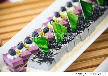 お洒落なケーキバイキングのイメージ画像素材 プチケーキの画像 お洒落なケーキバイキングのイメージ画像素材 プチケーキの画像 49067160