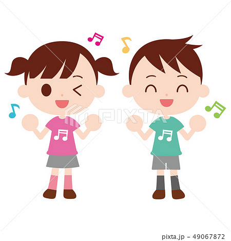 歌って踊る子供達 お揃いの音符柄tシャツのイラスト素材