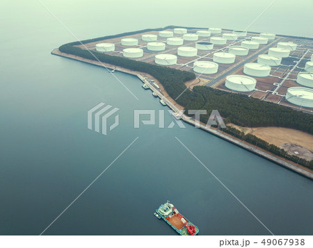 志布志石油備蓄基地の上空からの眺め 志布志石油備蓄基地の上空からの眺め 49067938