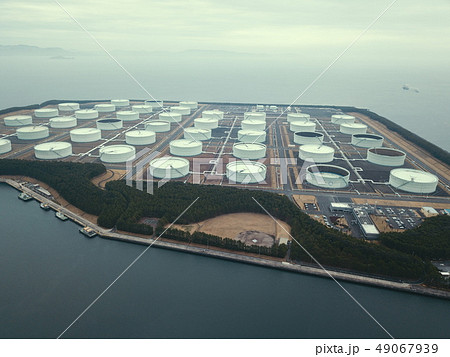 志布志石油備蓄基地の上空からの眺め 志布志石油備蓄基地の上空からの眺め 49067939