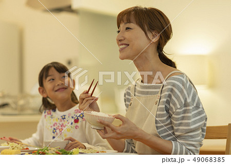 家族 夕食 家族 夕食 49068385
