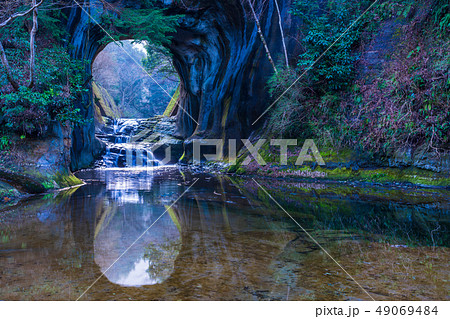 （千葉県）亀岩の洞窟/濃溝の滝　光芒 49069484