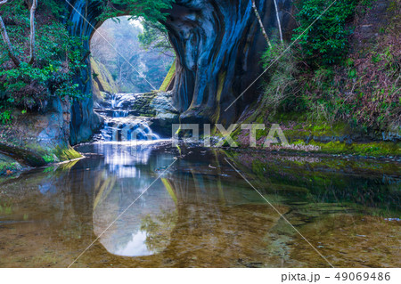 （千葉県）亀岩の洞窟/濃溝の滝　光芒 49069486