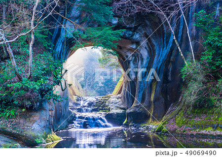 （千葉県）亀岩の洞窟/濃溝の滝　光芒 49069490