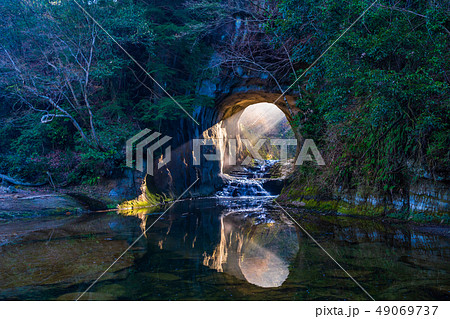 (千葉県)亀岩の洞窟/濃溝の滝 ハート型の光芒 (千葉県)亀岩の洞窟/濃溝の滝 ハート型の光芒 49069737