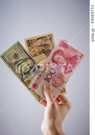 中国人民元と日本円 海外紙幣を持つ女性の手の写真素材