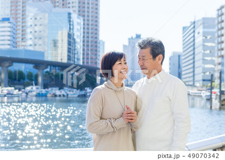 シニア夫婦 田町．三田．芝浦エリア大規模再開発エリアにて 49070342