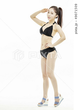 若い女性 夏 バカンス 49071509