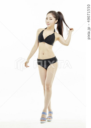 若い女性 夏 バカンス 49071550