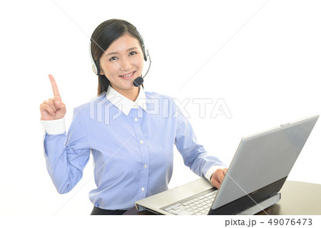 指示する笑顔のオペレーター 49076473