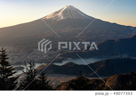 夜明けの富士山　新道峠より 49077303