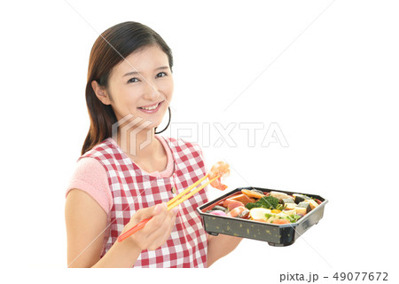 料理を楽しむ主婦 料理を楽しむ主婦 49077672