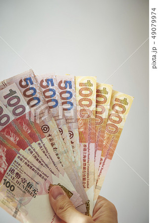 マカオ通貨パタカを持つ女性の手 マカオ通貨パタカを持つ女性の手 49079974