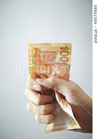 マカオ通貨パタカを持つ女性の手 マカオ通貨パタカを持つ女性の手 49079980