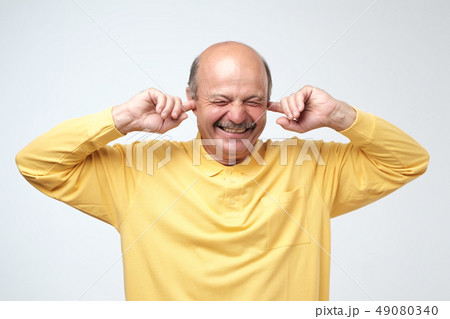 Using natural earplugs not to hear spoilers. 49080340