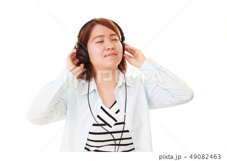 音楽を聴く笑顔の女性 音楽を聴く笑顔の女性 49082463
