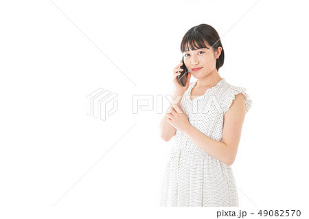 スマートフォンを使う若い女性 スマートフォンを使う若い女性 49082570