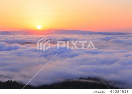 美幌峠からの日の出（北海道） 49084633